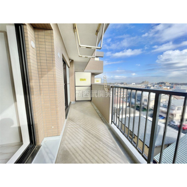 バルコニー 横幅のあるバルコニーは洗濯物もよく乾きそう