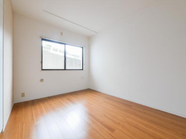 内装 洋室にも窓がございますので、風通しが良い作りとなっております。