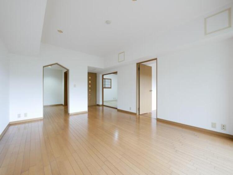 居間 16.7帖のゆったりとしたリビングです。明るさと風が入る窓配置が安らげる空間を演出します。