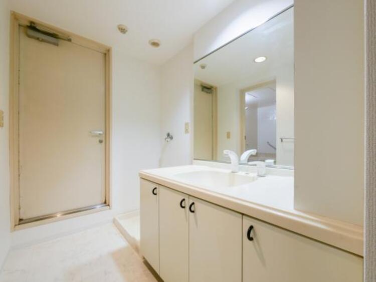 洗面 洗顔、手洗いは勿論の事、シャワーヘッドになっているため洗髪も可能な多機能洗面台です。