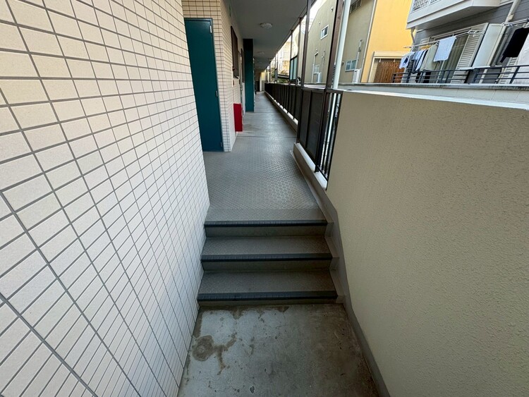 その他 共用部の階段です。明るく清潔に管理されています。