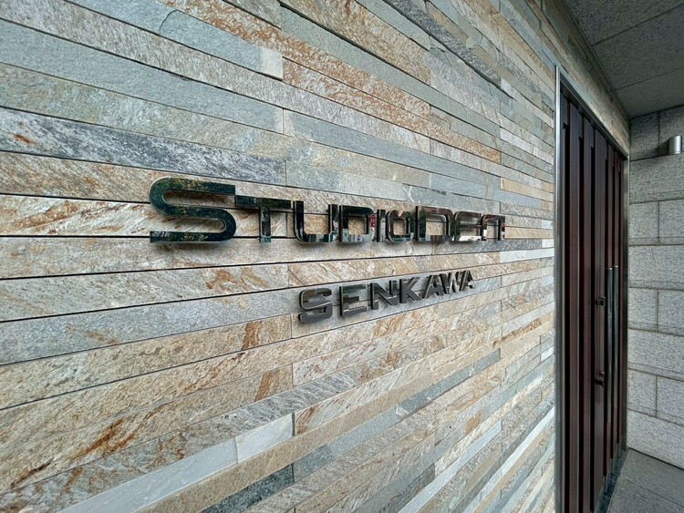 その他 スタイリッシュなエンブレム。お洒落なマンションは入り口から。