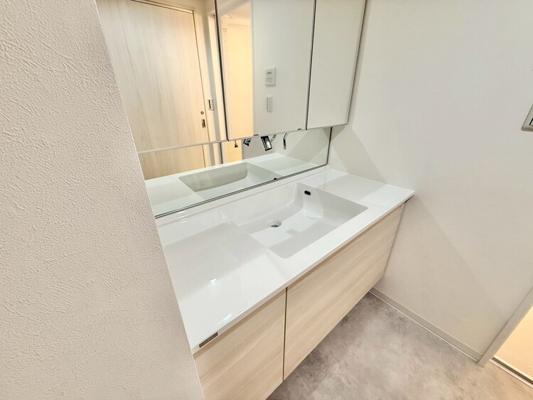 その他 清潔感を感じられる洗面化粧台。