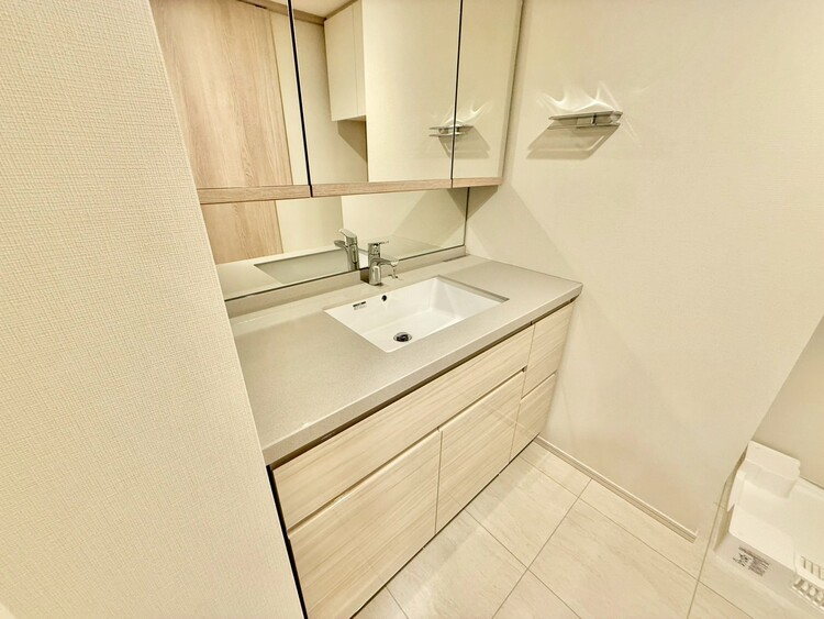 その他 清潔感を感じられる洗面化粧台。