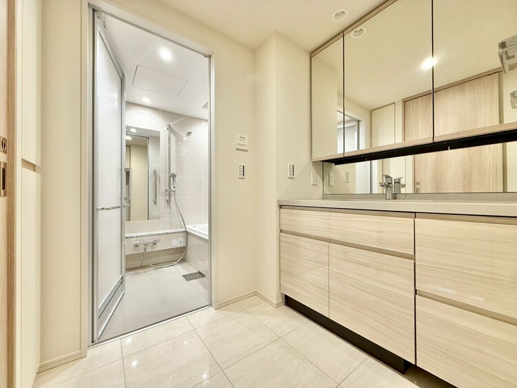 その他 十分な広さの脱衣所。