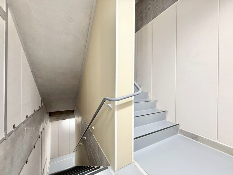 その他 共用部の階段です。明るく清潔に管理されています。