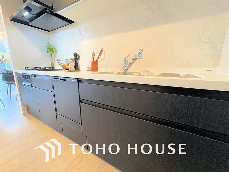 キッチン 落ち着きのあるカラーで統一された清潔感と気品が溢れるキッチン