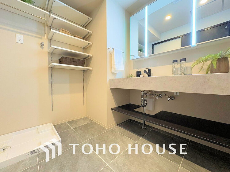 洗面 白を基調とした清潔感のある洗面室で朝の身支度を