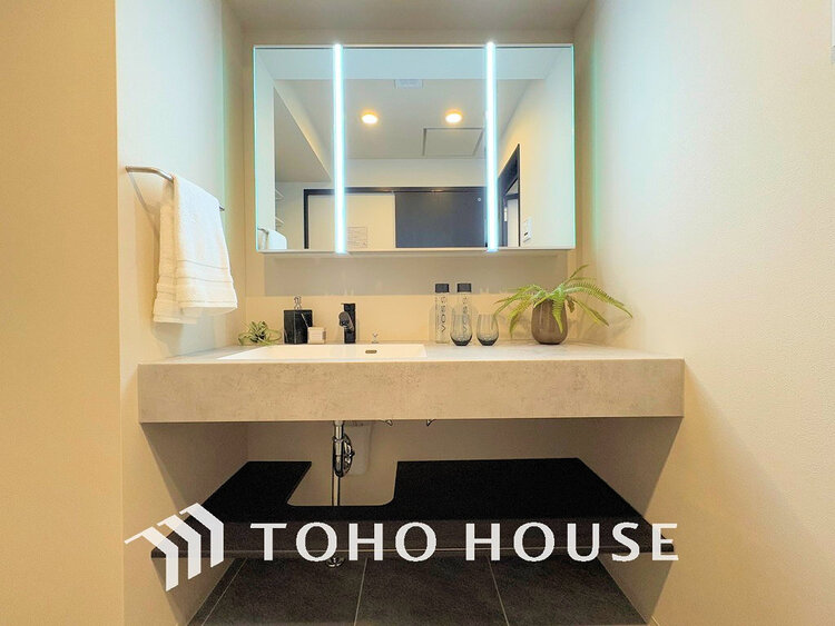 洗面 落ち着きのある色合いでまとめられた洗面室