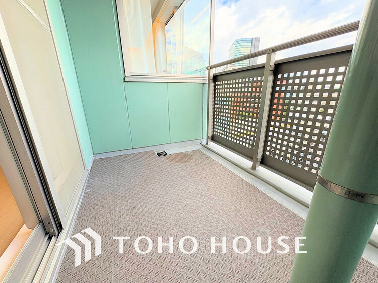 バルコニー 日当たりの良いバルコニーで晴れの日の洗濯物も楽しみになりますね