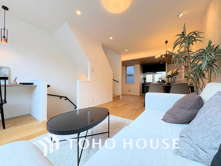 内装 上質な時間を育む暮らしのメインステージ。寛ぎとコミュニケーションを育む居心地のよい場所