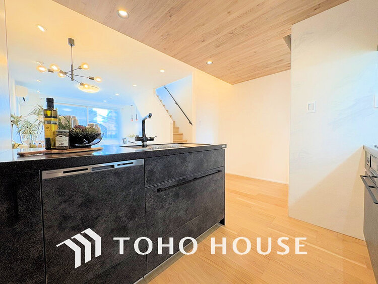 キッチン シンプルな部屋の雰囲気に溶け合うナチュラルキッチン