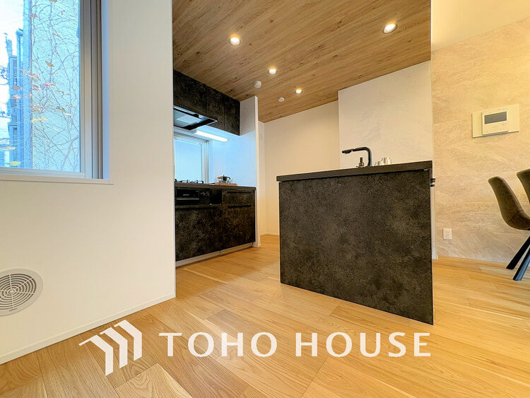 キッチン 落ち着きのあるカラーで統一された清潔感と気品が溢れるキッチン