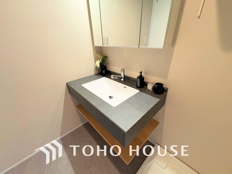 洗面 落ち着きのある色合いでまとめられた洗面室