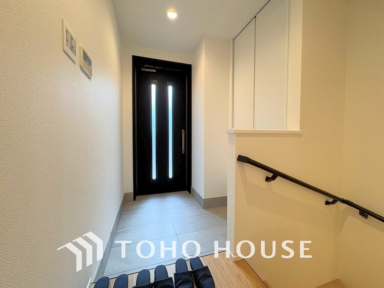 玄関 落ち着いた雰囲気の玄関、家族の帰りを暖かく迎えてくれます