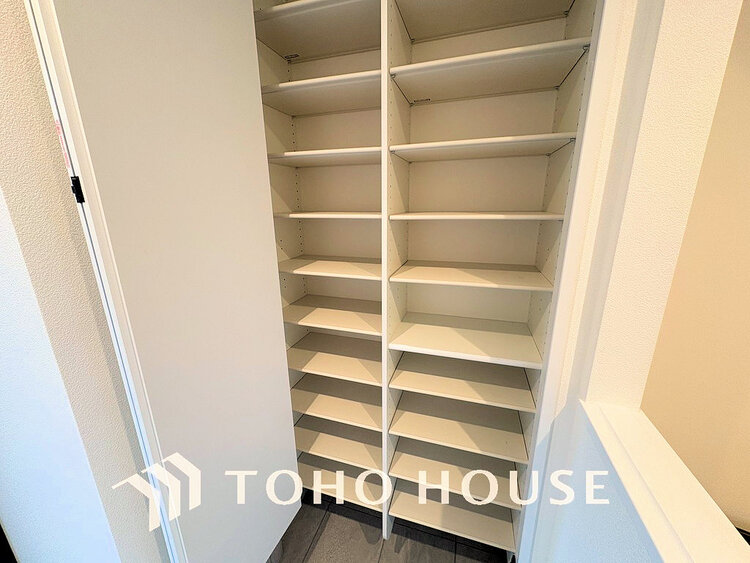 玄関 天井まである玄関収納はご家族分の履物も余裕で収納可能
