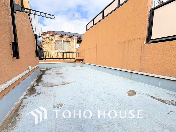 バルコニー 広々ルーフテラスで屋上菜園やBBQなどにいかがでしょうか