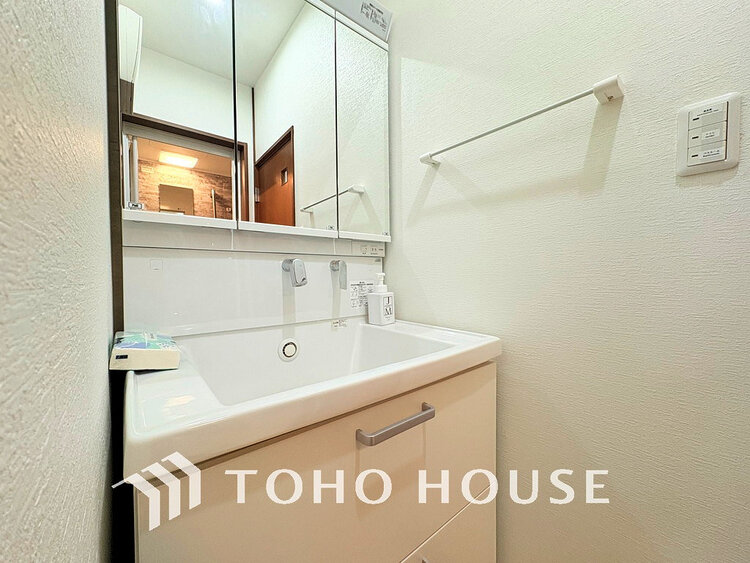 洗面 洗面台には三面鏡を採用。身だしなみを整えやすく収納量も良好です