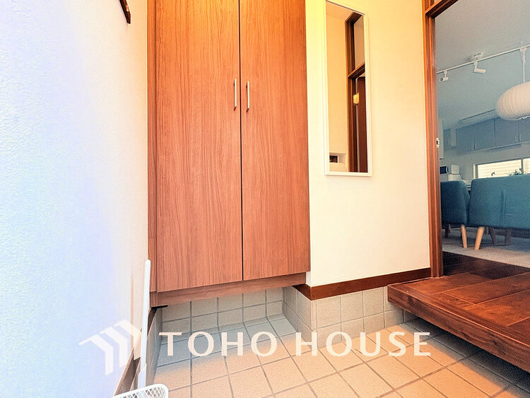 玄関 飾リ過ぎないシンプルな内装と偏り過ぎないデザインの玄関