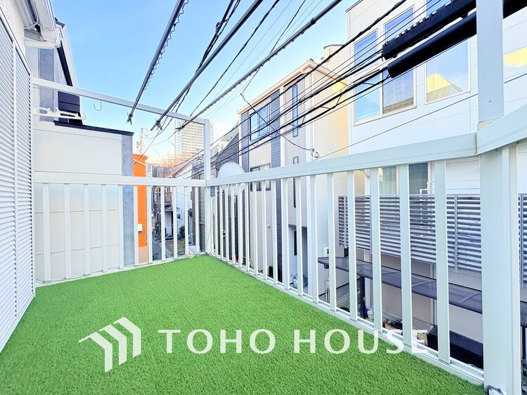 バルコニー 日当たりの良いバルコニーで晴れの日の洗濯物も楽しみになりますね