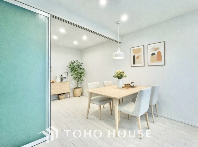 内装 忙しい朝でも、しっかり家族が揃って食事をして頂けるゆとりある大きさのダイニングスペース。リビングと和室の続き間は急な来客時になど使い勝手が良いです。実際の空間を体感してみて下さい！