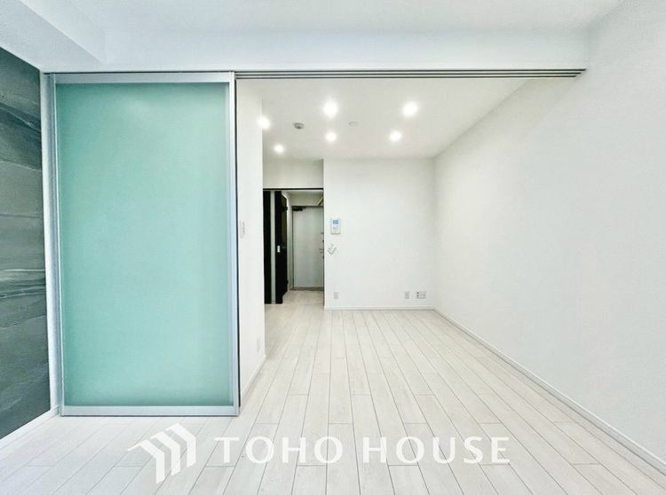 内装 【living】居心地のいい暮らしには欠かせない眩い採光。ゆったりとした幅の窓からこの空間に降り注ぐ採光が絶えない。明るいリビングこそ居心地のいい暮らしが待っているのだと思う。