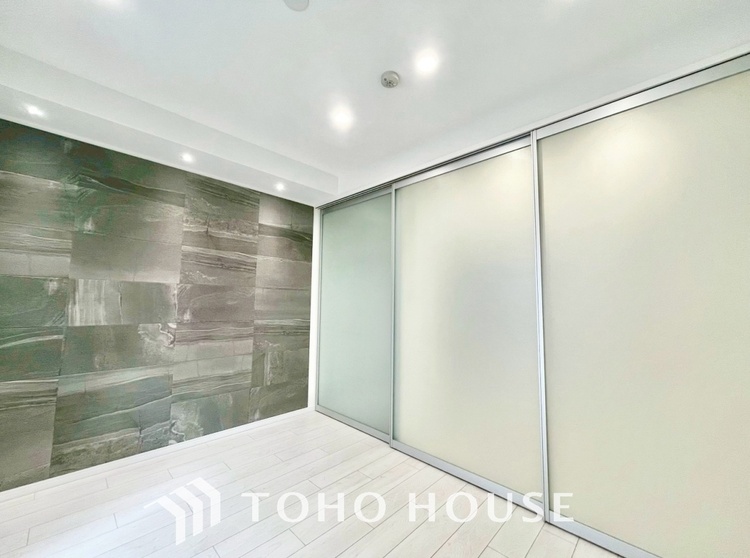 内装 風の通り道。舞い込んでくる風が優しく躍り、室内に爽やかな空気を運んでくる。そこに季節の息吹を感じて、いまがどんな季節なのかを実感する。