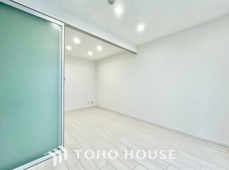 内装 ◆サンサンと◆差し込む太陽の光がこのリビングに笑いをもたらす。ソファの上のクッションがポカポカした暖気にぬくぬくと微睡んでいる。