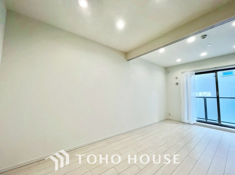 内装 使いやすく、明るい洋室に仕上がります。子供部屋や趣味のお部屋にご利用できます。ご自身で家具などを配置し、素敵な空間を創り上げられます。