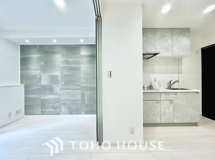 内装 ここはみんなが集い、食事と楽しい会話が始まる場所。話に夢中になりすぎて、ついつい時を忘れ、夜半過ぎになってしまう。そんな束の間の幸せを感じさせてくれます。