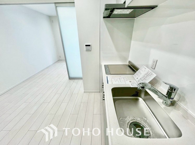 キッチン 手元の収納から、足元の収納までが全てスライド式で、奥のスペースまで有効に活用できます。奥まで上から見渡せるので、たまにしか使わない調理器具もサッと取出せます。