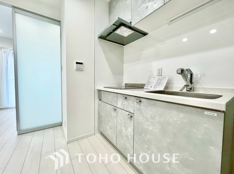 キッチン ◆愛育◆キッチンは家族の絆を育む大切な空間。シンプルで使い易いSystemKitchenで愉しく作る料理は愛情のある美味しいご馳走に。家族で使える広々としたダイニングキッチンです。