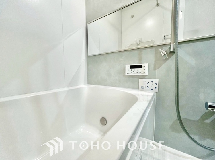 風呂 【浴室】《一日の疲れを落としてくれる場所は、落ち着く場所でなければならない》　高級感溢れるカラーと大きさ・柔らかな曲線で構成された半身浴も楽しめるバスタブが心地よさをもたらします。