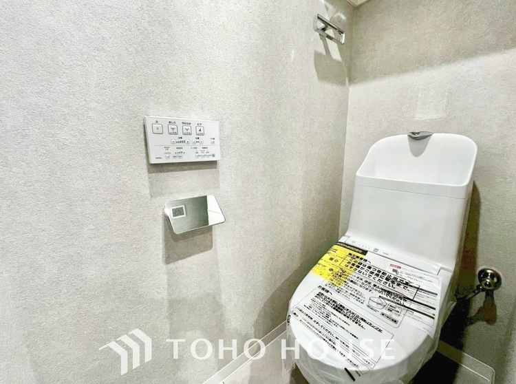 トイレ 清潔感あるホワイト調のクロスと温もり溢れるモダンカラーの床材が見事に調和した本邸宅は、毎日の生活を少しでも快適に過ごして頂ける様に落ち着いた雰囲気作りから行っています。