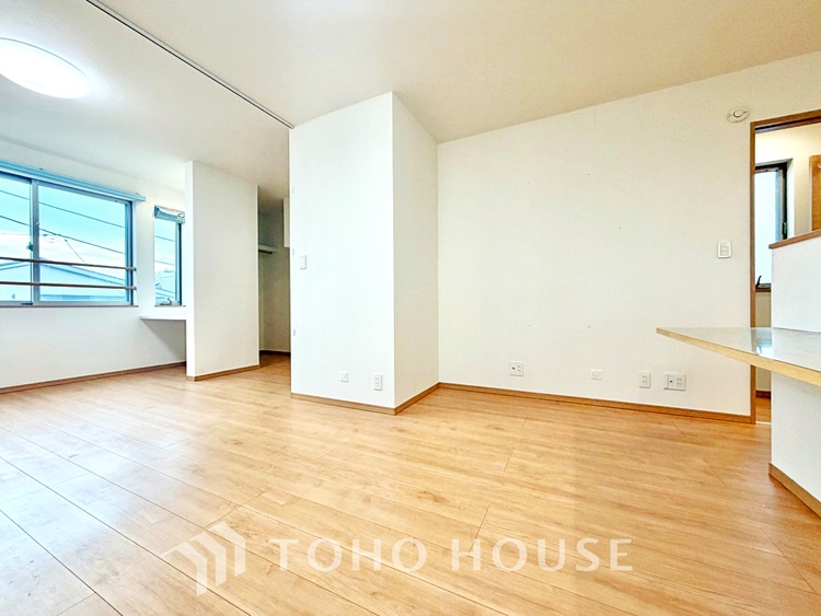 内装 太陽の光をスマートにリビングへ。時によって変化をもたらす採光。朝は目覚め、昼は安らぎ、そして夕時は温もりを。