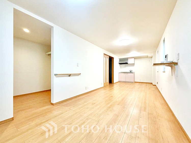 内装 【光のベール】自然光のありがたさ。柔らかい光に包まれて、ゆったりと読書などはいかがでしょうか？街のざわめき、夜の静寂。至福の時