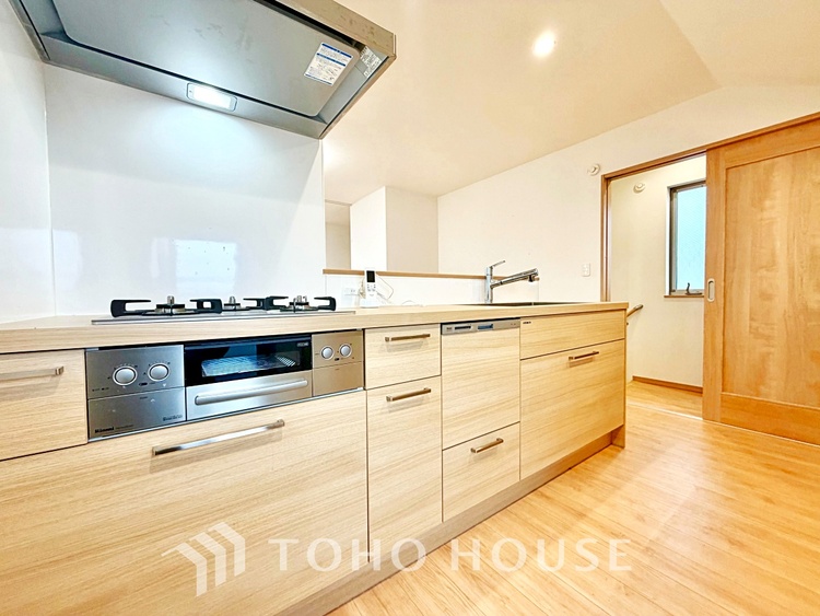 キッチン 家事の最も強い味方の一つ・・ビルトイン型の食器洗浄乾燥機。手洗いでは落ちない汚れも高温・高圧ですっきり。大幅な時短になるのが嬉しい。