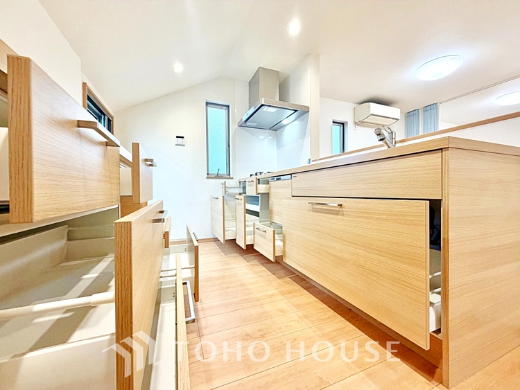 キッチン 叶えたかったのは落ち着きのあるナチュラルな風合い。そして開放感があるリビング。優雅な気分に浸れる幸せな時間をこの空間で。