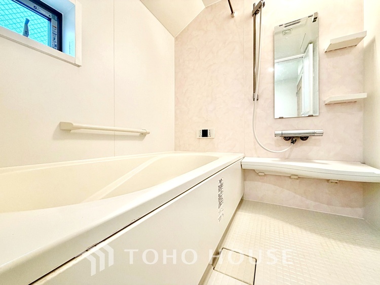 風呂 光に照らし出されたバスルーム。適度な湿度と静かに揺れる眼前の水面。広い浴槽にゆっくりと身を沈め深く瞑想をすれば、明日への新たな活力が膨らんでくる。