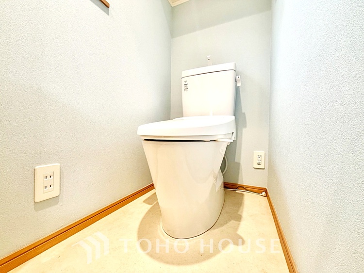 トイレ 清潔感と明るさ、最新の設備を備えたトイレ。