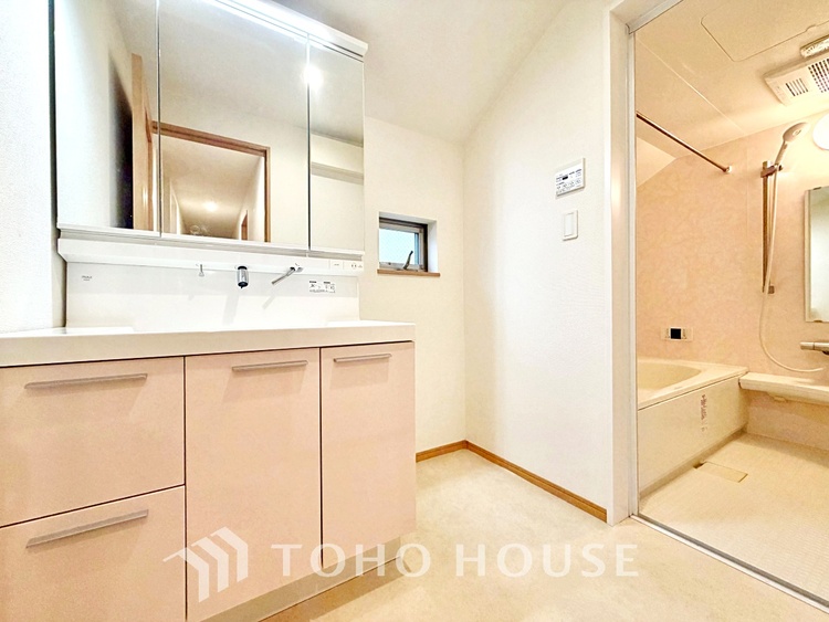 洗面 十分な大きさの洗面台は収納力大。身だしなみチェックや歯磨きなど、朝の慌ただしい時間でも余裕とゆとりを感じられる。