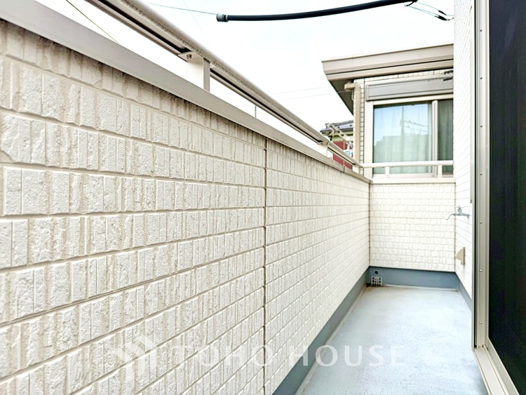 バルコニー 見上げれば高い空。手を伸ばせば吸い込まれそうな突き抜ける空間。空が高いと気持ちも高揚する。しばらく忘れていた、空を楽しむ生活を始めませんか。