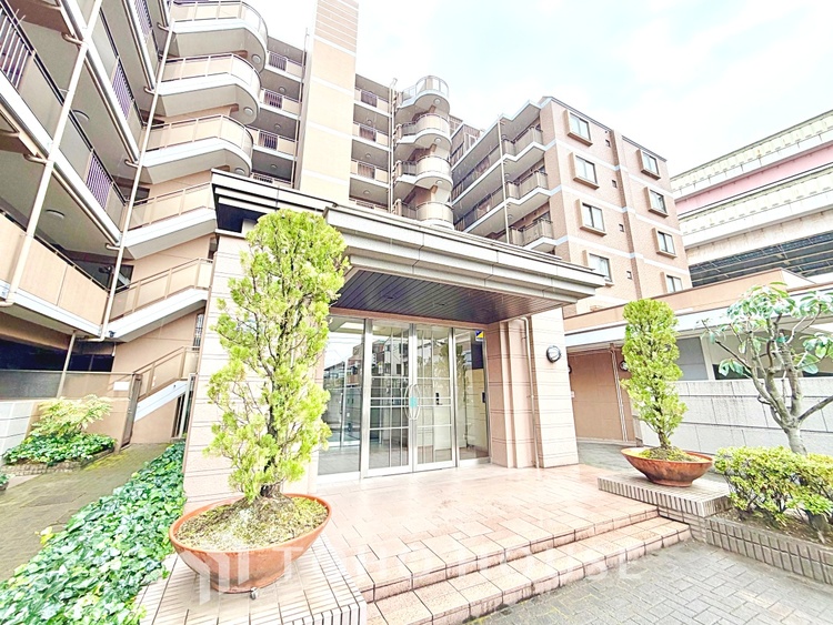 エントランス 触れることが出来そうな環境が、そのままインテリアに。その豊かで眩い眺望には、心地よい光と風が溢れ、ずっと眺めていたくなるような空間を演出してくれます。