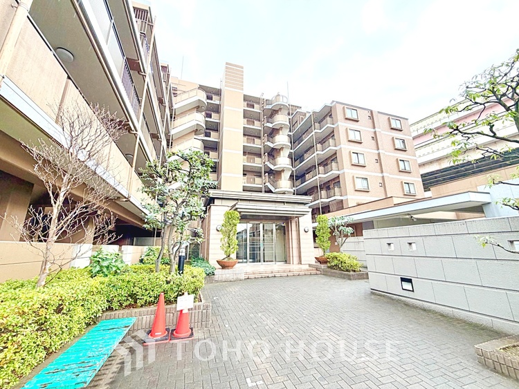 エントランス 【Kitchen】光り眩い羨望のリビングへ。一歩一歩を踏みしめて家族の集う幸せの場所へ。すべてがクライマックスのマイベストホーム。