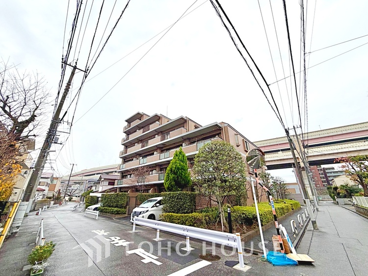 外観 太陽の光をスマートにリビングへ。優しくいざなわれた採光が朝は目を覚ませ、昼はくつろぎ、そして夕刻には温もりを与える。他にはないおしゃれなデザインで。