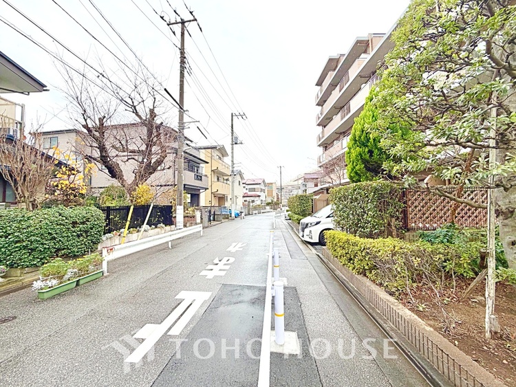 エントランス 【Wash basin】十分な大きさの洗面台は収納もさる事ながら、身だしなみチェックや歯磨きなど、朝の慌ただしい時間でもホテルライクなスペースで余裕とゆとりを感じて頂けます。