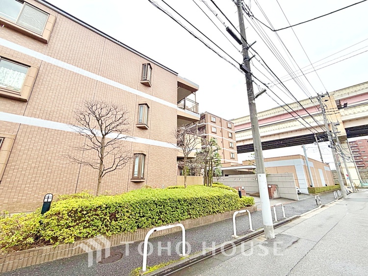 エントランス 【toilet】トイレットペーパーの使用回数を減らせることです。 シャワートイレを使用すれば、洗浄して汚れを落とすことができるため、トイレットペーパーの使用を最小限にとどめることができます。