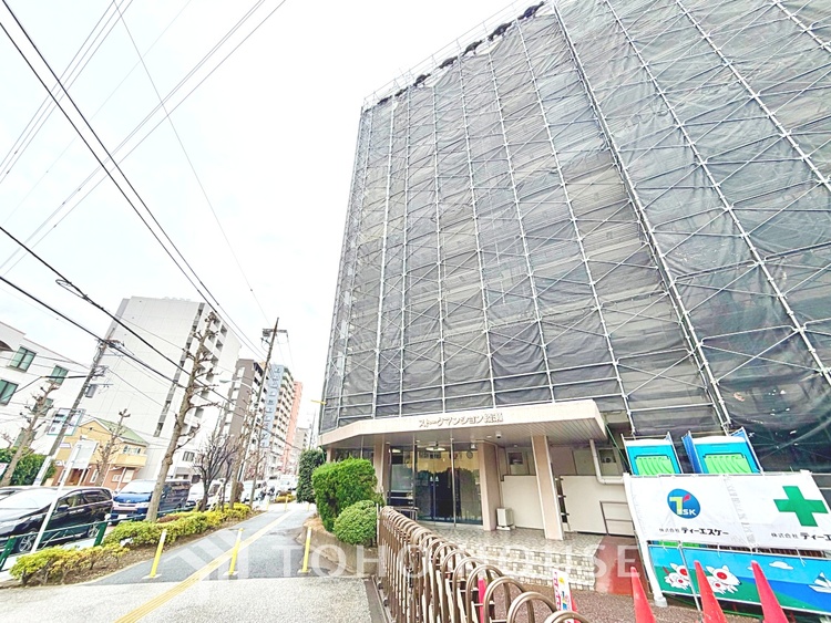 エントランス 触れることが出来そうな環境が、そのままインテリアに。その豊かで眩い眺望には、心地よい光と風が溢れ、ずっと眺めていたくなるような空間を演出してくれます。