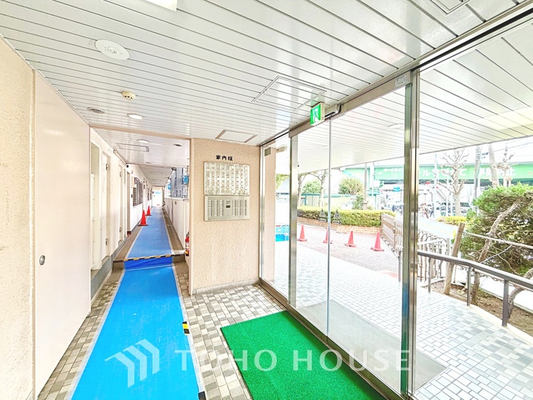 エントランス 【Ease】家族個々の安らぎの空間。プライベートなBedRoomは暮らす方の感性で造り上げたいもの。誰もが好みで飾れるシンプルな室内に仕上げてあります。