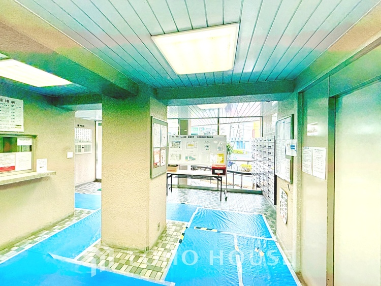 エントランス 【Wash basin】十分な大きさの洗面台は収納もさる事ながら、身だしなみチェックや歯磨きなど、朝の慌ただしい時間でもホテルライクなスペースで余裕とゆとりを感じて頂けます。